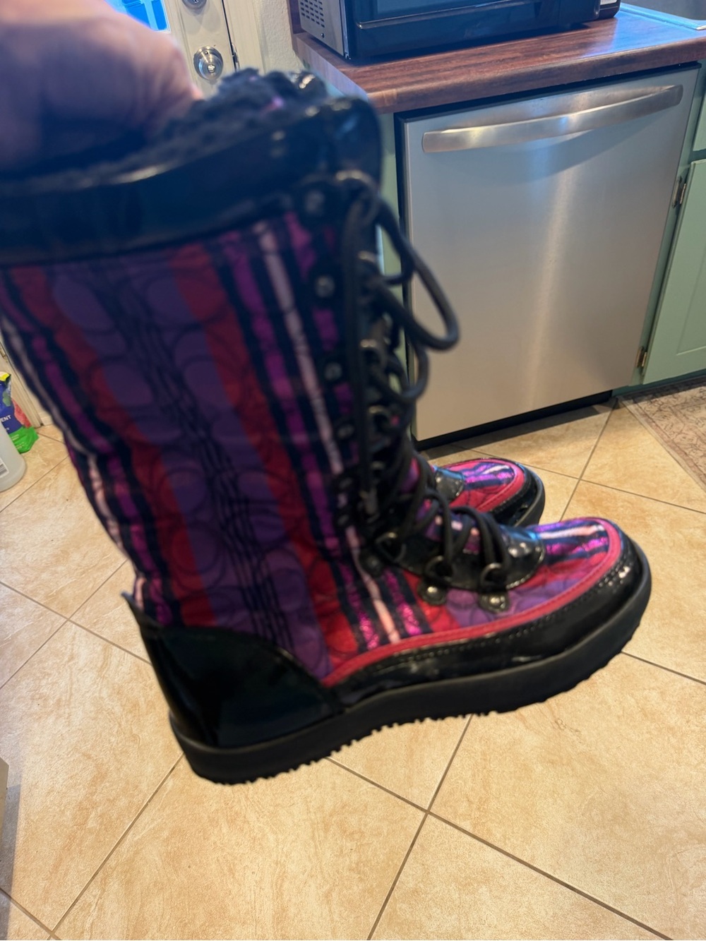 COACH PEGGEY Purple Signature Logo Winter Boots Women’s Sz 6 small tear side